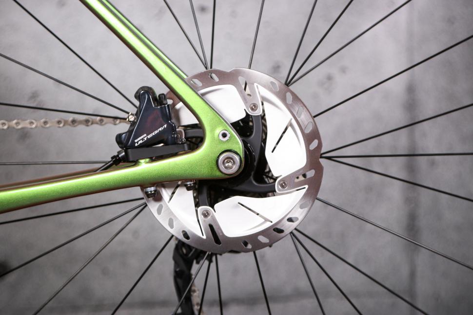 2022 Cannondale Synapse 2 RL - rear disc brake.jpg