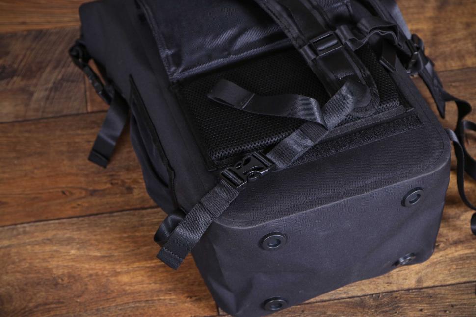 2022 Craft Cadence Pannier Backpack Convertible - straps clip.jpg
