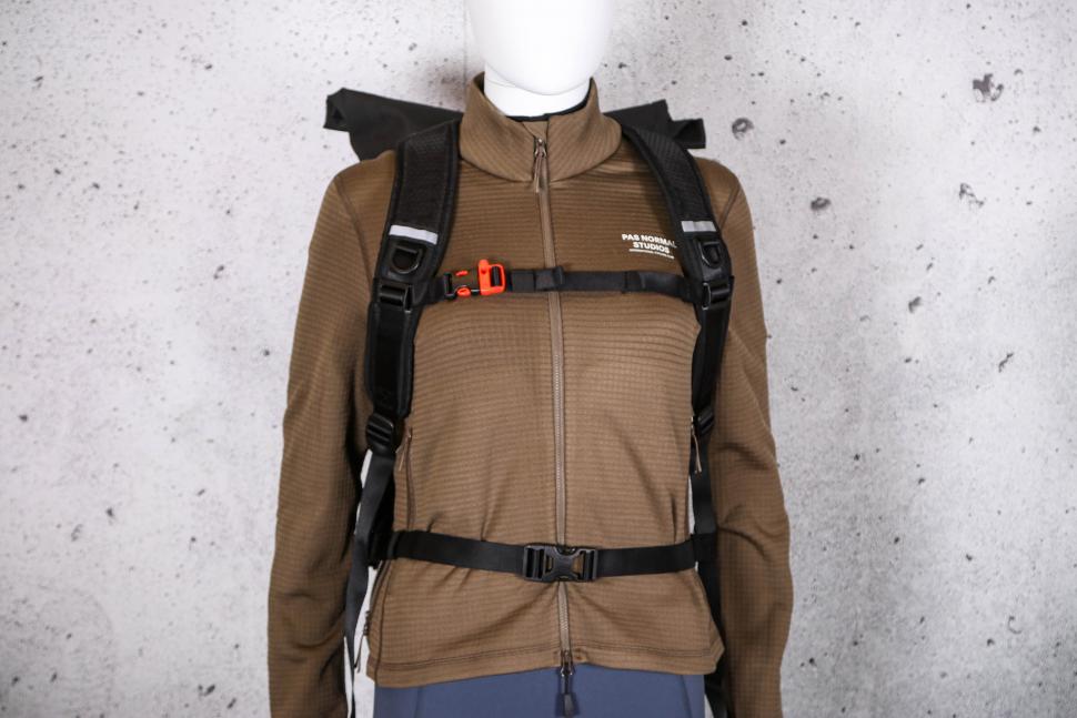 2022 Craft Cadence Roll Top Waterproof Backpack - 21 Litres - straps.jpg