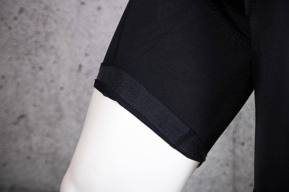 2022 Craft Essence Bib Shorts M - cuff gripper.jpg