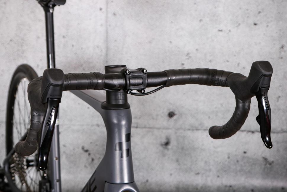 2022 Cube Agree C62 Pro - bars 1.jpg