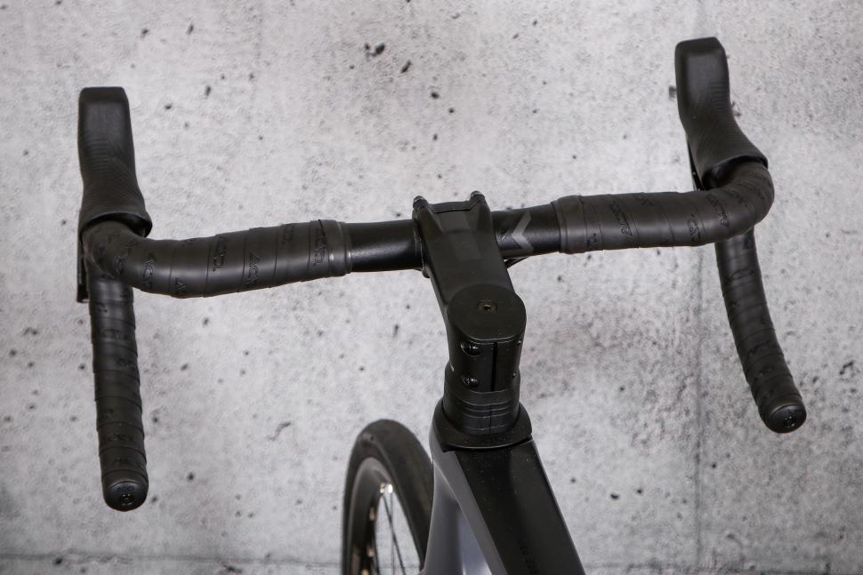 2022 Cube Agree C62 Pro - bars 3.jpg