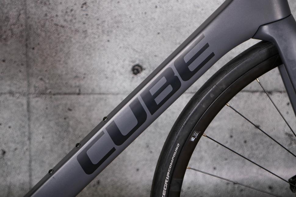 2022 Cube Agree C62 Pro - down tube.jpg