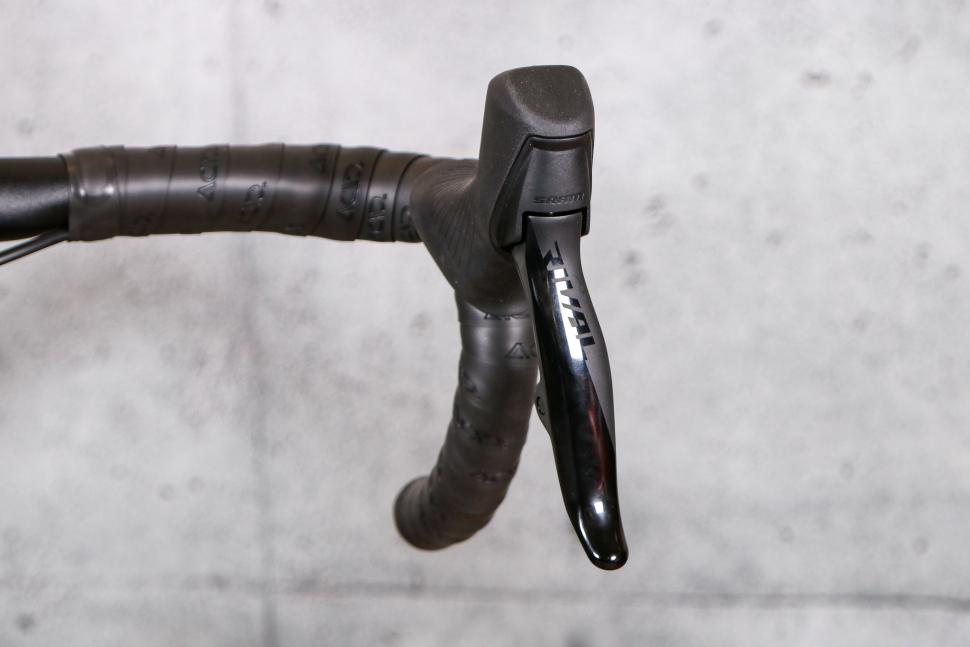 2022 Cube Agree C62 Pro - lever.jpg