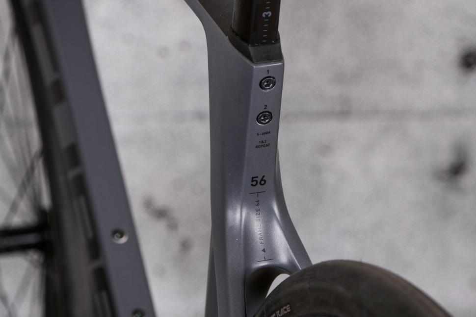 2022 Cube Agree C62 Pro - seat post bolts.jpg