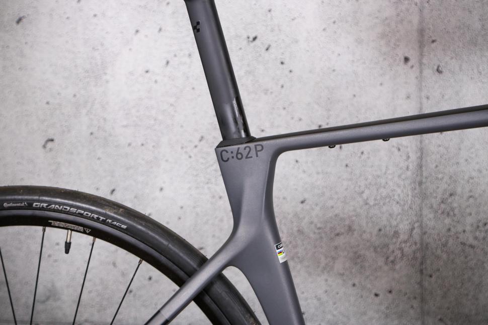 2022 Cube Agree C62 Pro - seat tube junction.jpg