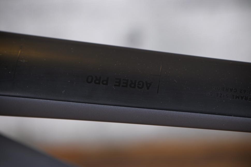 2022 Cube Agree C62 Pro - top tube decal 1.jpg