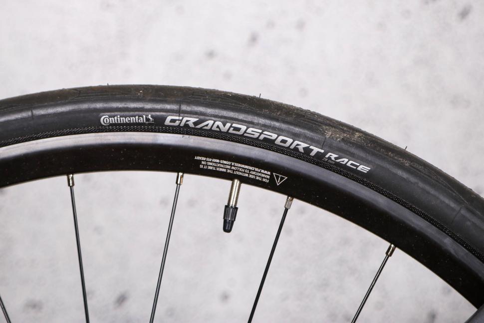 2022 Cube Agree C62 Pro - tyre and rim.jpg