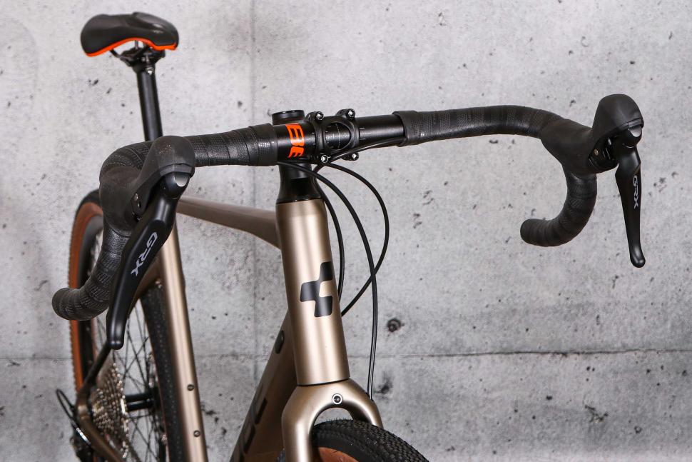 2022 Cube Nuroad EX - bars 1.jpg