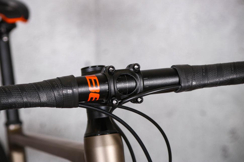 2022 Cube Nuroad EX - bars 2.jpg