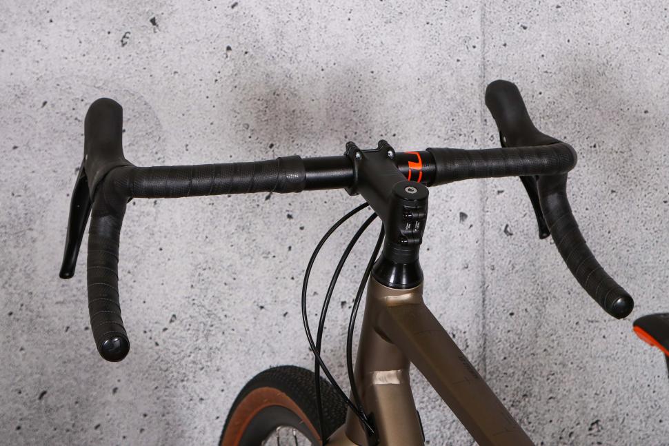 2022 Cube Nuroad EX - bars 3.jpg