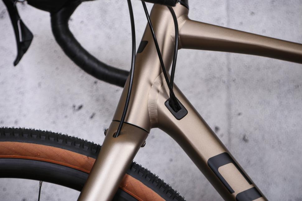 2022 Cube Nuroad EX - cable routing.jpg