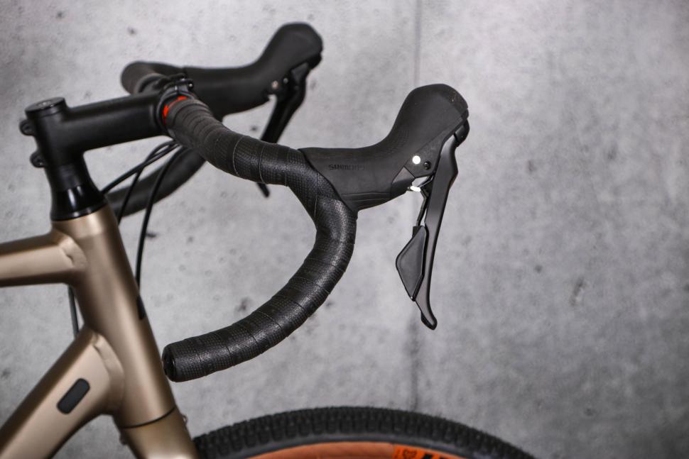 2022 Cube Nuroad EX - drop bar and lever.jpg