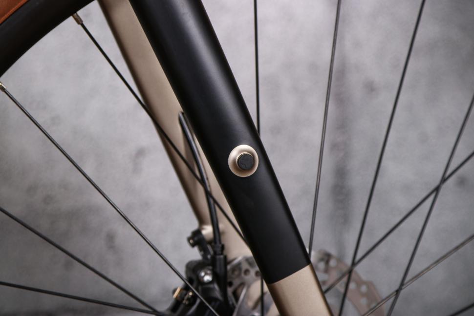 2022 Cube Nuroad EX - fork detail 1.jpg