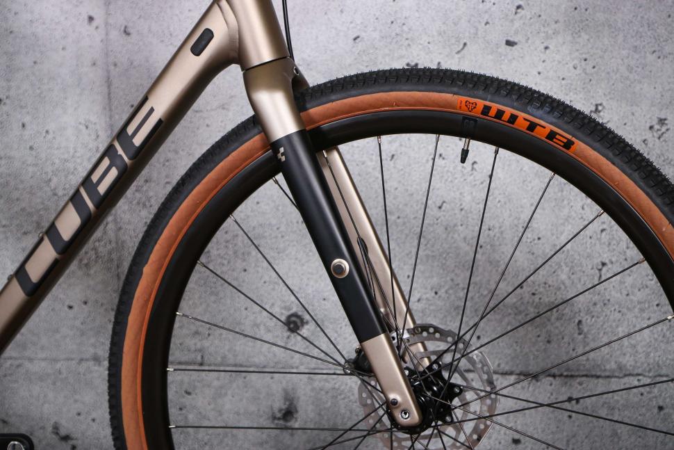 2022 Cube Nuroad EX - fork.jpg