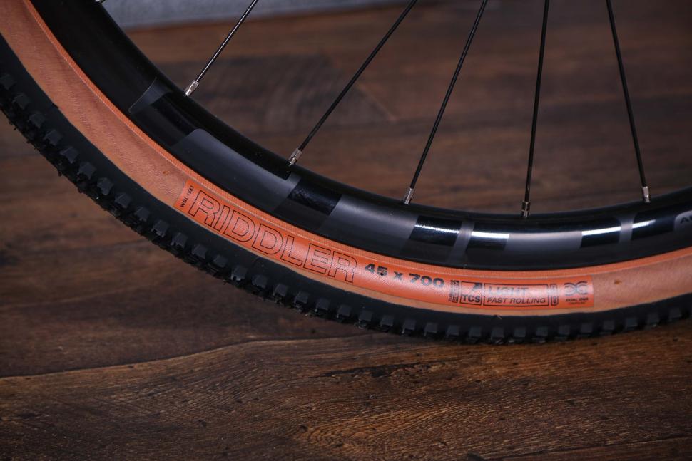 2022 Cube Nuroad EX - tyre and rim 1.jpg
