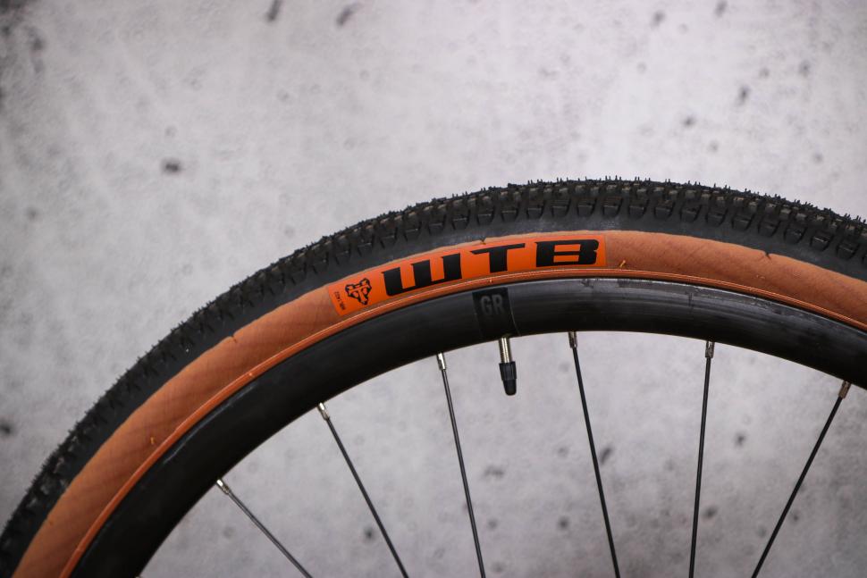 2022 Cube Nuroad EX - tyre and rim 2.jpg