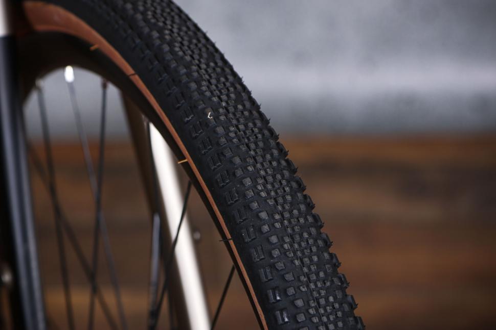 2022 Cube Nuroad EX - tyre.jpg