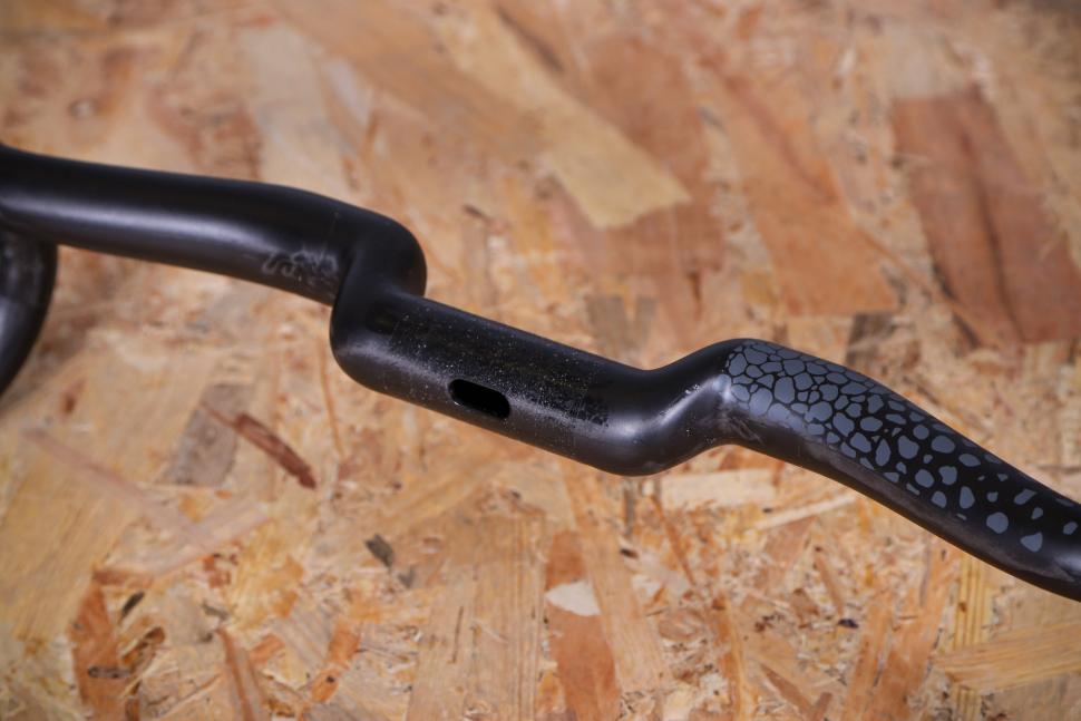 2022 Deda Elementi Gera DCR Gravel Handlebars - cable routing hole 1.jpg
