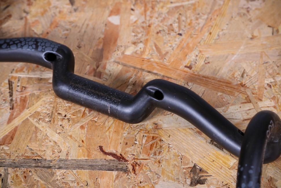 2022 Deda Elementi Gera DCR Gravel Handlebars - cable routing hole 2.jpg