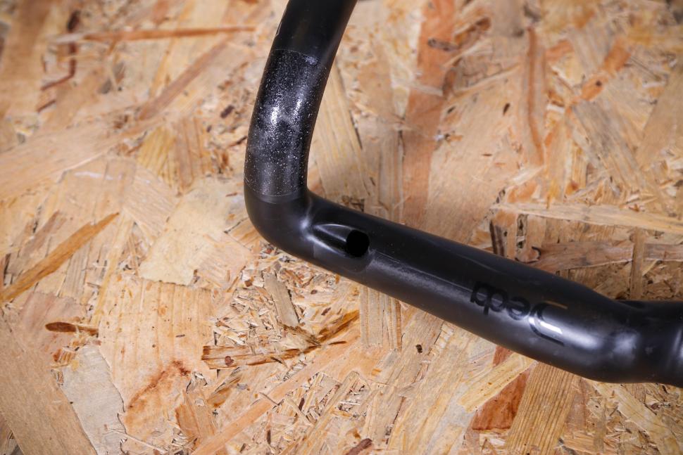 2022 Deda Elementi Gera DCR Gravel Handlebars - cable routing hole 4.jpg