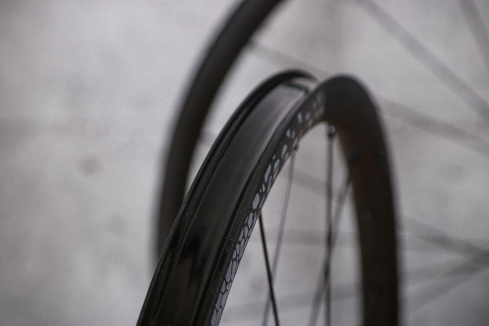 2022 Deda Elementi Gera Gravel Alloy Tubeless Ready Wheels - rim bed.jpg