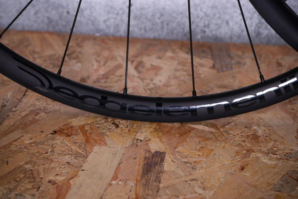 2022 Deda Elementi Gera Gravel Alloy Tubeless Ready Wheels - rim decal 2.jpg