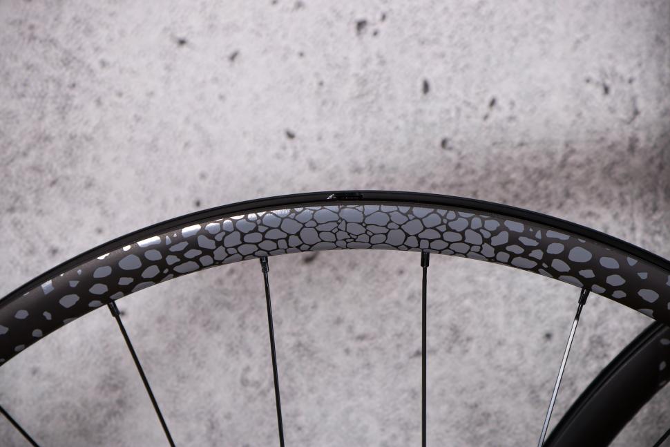 2022 Deda Elementi Gera Gravel Alloy Tubeless Ready Wheels - rim decal.jpg