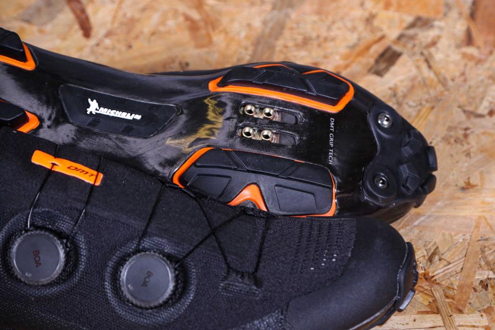 2022 DMT KM0 Black MTB Shoe - sole toe.jpg