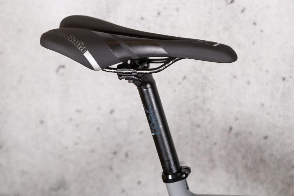 2022 Dolan GXA Aluminium Disc Gravel Bike - saddle and post.jpg