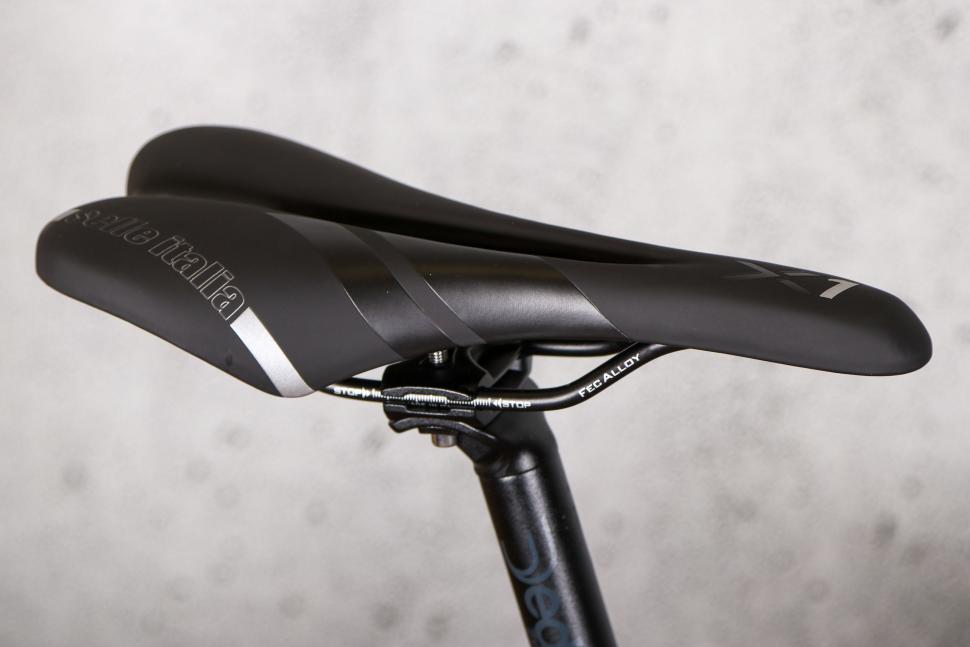 2022 Dolan GXA Aluminium Disc Gravel Bike - saddle.jpg
