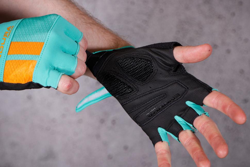 2022 Endura FS260-Pro Aerogel Mitt - tab.jpg