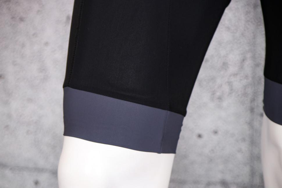 2022 Endura Xtract Lite Bibshort - cuff.jpg