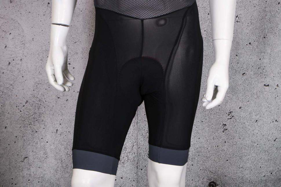 2022 Endura Xtract Lite Bibshort - legs front.jpg