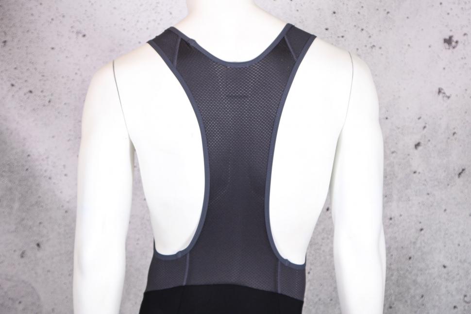 2022 Endura Xtract Lite Bibshort - straps back.jpg