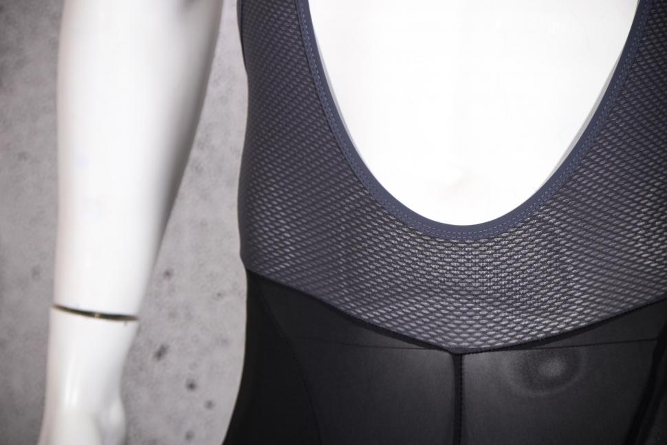 2022 Endura Xtract Lite Bibshort - straps detail.jpg