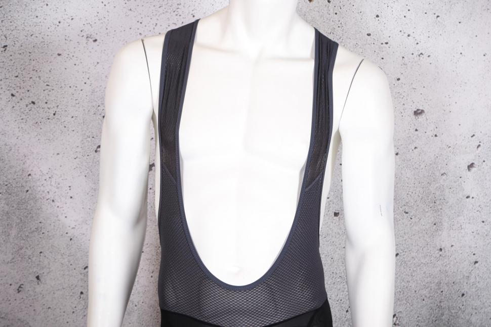 2022 Endura Xtract Lite Bibshort - straps front.jpg