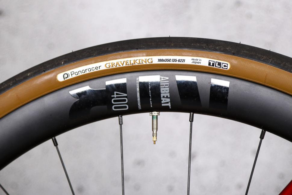 2022 Fara Cycling F-AR - tyre and rim.jpg