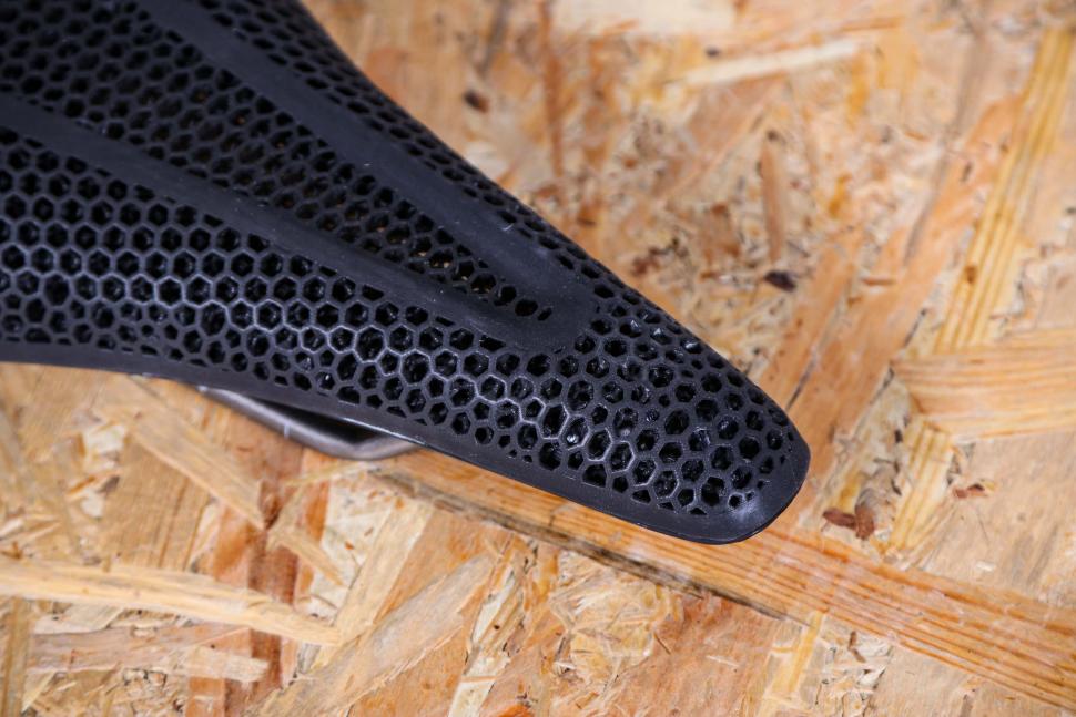 2022 Fizik Vento Argo R3 Adaptive saddle - nose.jpg