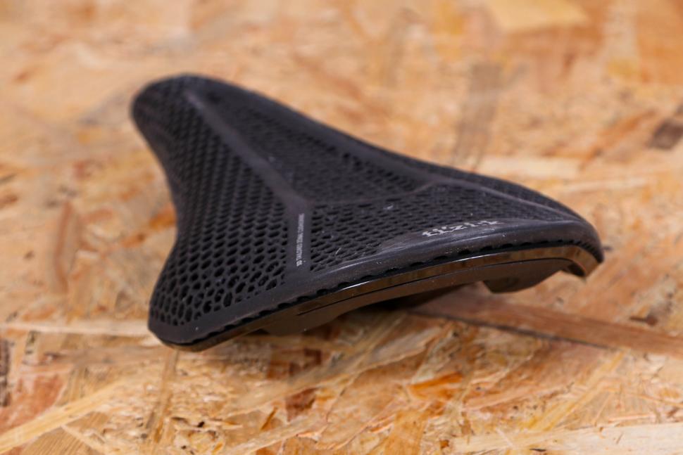 2022 Fizik Vento Argo R3 Adaptive saddle - rear.jpg