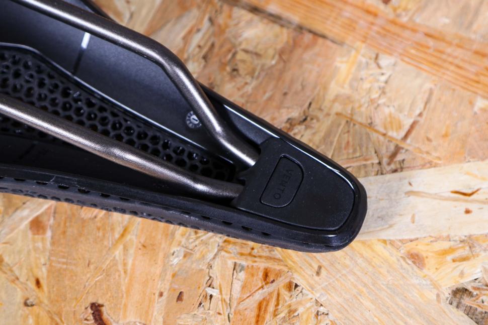 2022 Fizik Vento Argo R3 Adaptive saddle - underside nose.jpg