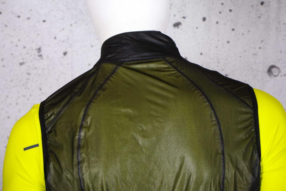 2022 Galibier Vent Air gilet - back shoulders.jpg