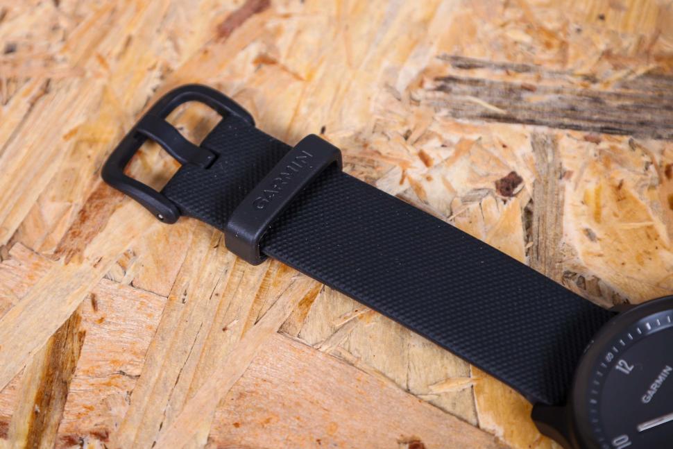 2022 Garmin vivomove Sport - strap.jpg