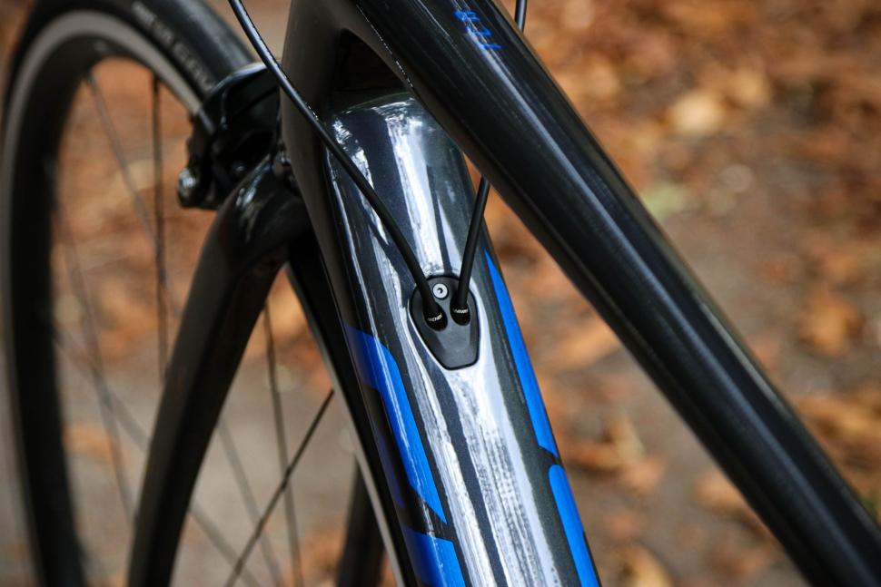 2022 Giant TCR Advanced 2 - down tube cable routing.jpg