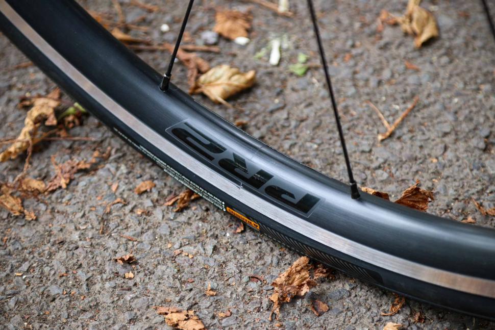 2022 Giant TCR Advanced 2 - rim.jpg