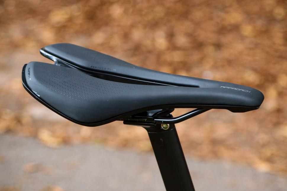 2022 Giant TCR Advanced 2 - saddle.jpg