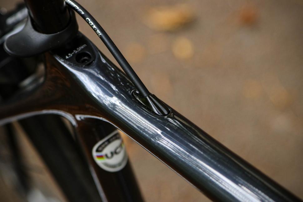 2022 Giant TCR Advanced 2 - top tube cable routing.jpg