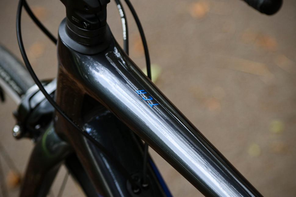 2022 Giant TCR Advanced 2 - top tube detail.jpg