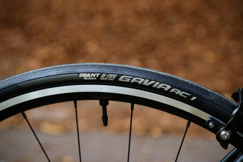 2022 Giant TCR Advanced 2 - tyre.jpg