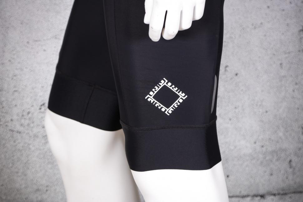 2022 Giro Men's Chrono Elite Bibshorts - cuff logo.jpg
